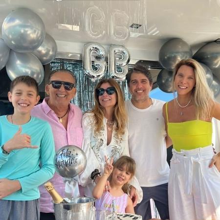 Galvão Bueno comemora 73 anos com festa em família no barco