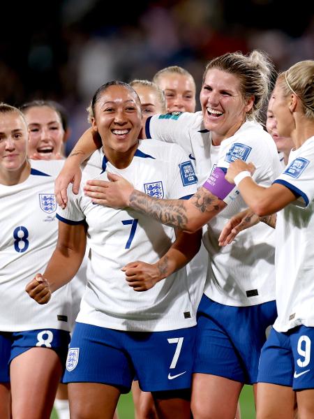 Lauren James (c) comemora um dos seus gols na goleada da Inglaterra sobre a China