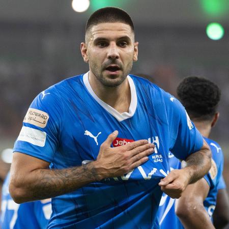 Mitrovic comemora gol do Al-Hilal diante do Al-Ittihad no Campeonato Saudita