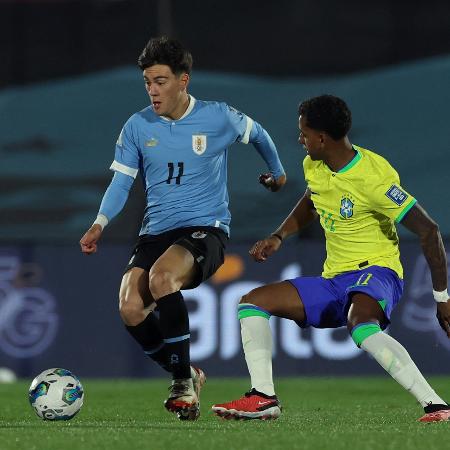 Rodrygo em ação pelo Brasil contra o Uruguai, pelas Eliminatórias