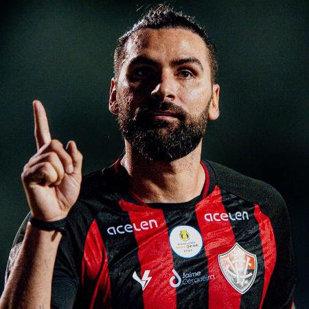 Léo Gamalho é um dos pilares do Vitória, que está cada vez mais perto de voltar à Série A