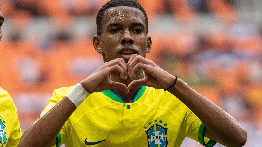 Estêvão comemora gol pelo Brasil  na Copa do Mundo Sub-17