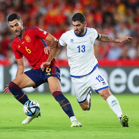 Mikel Merino (Espanha) e Ioannis Kousoulos (Chipre) em partida pelas Eliminatórias da Euro