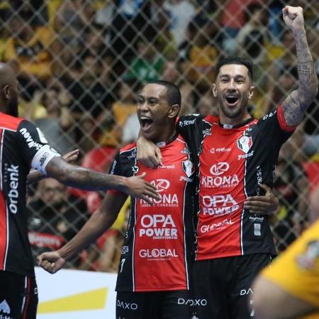 Fernando e Roni comemoram gol do Joinville em Sorocaba