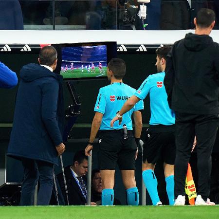 Francisco José Hernández Maeso conferindo lance no VAR durante a partida Real Madrid x Almería