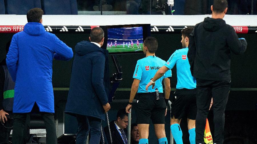 Francisco José Hernández Maeso conferindo lance no VAR durante a partida Real Madrid x Almería