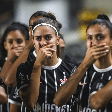 Jogadoras do Corinthians protestam contra técnico do Santos em jogo do Brasileirão