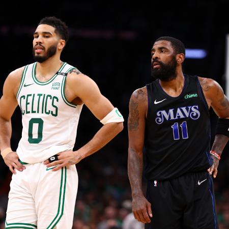 Jayson Tatum (Boston Celtics) e Kyrie Irving (Dallas Mavericks) em ação no jogo 1 da NBA Finals