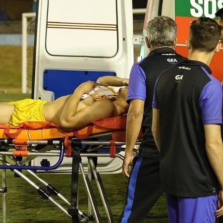 Ramon, goleiro do Grêmio Anápolis, foi atingido por um tiro durante jogo contra o Centro Oeste