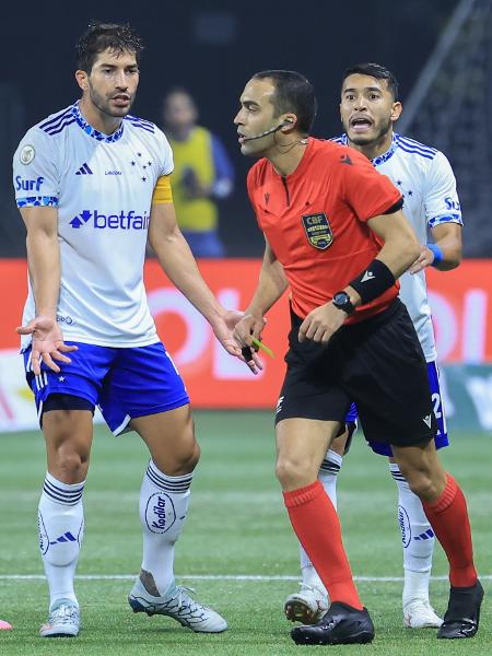 Jogadores do Cruzeiro reclamam com a arbitragem durante partida contra o Palmeiras