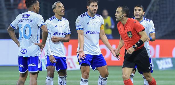 Flamengo prejudicado, Palmeiras favorecido pela arbitragem no jogo do Brasileirão.