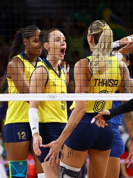 Jogadoras do Brasil comemoram ponto no jogo contra o Japão, pelo vôlei feminino nas Olimpíadas de Paris