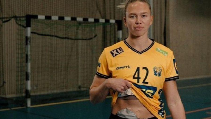 Jenny Carlson, 29, jogadora de handebol ostomizada posta frequentemente seu dia a dia e comenta sobre como é viver com a bolsa de ostomia no esporte