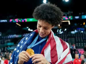 Americana que passou 10 meses presa na Rússia conquista ouro e se emociona