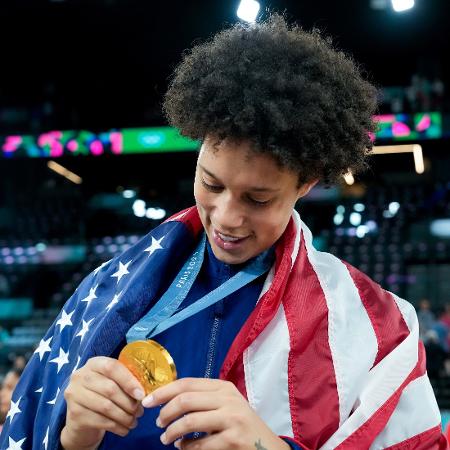 Brittney Griner com a medalha de ouro no basquete feminino das Olimpíadas