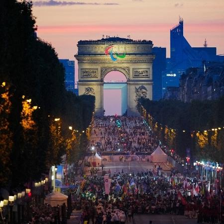 Atletas desfilam na avenida Champs-Élysées durante a cerimônia de abertura dos Jogos Paralímpicos de Paris