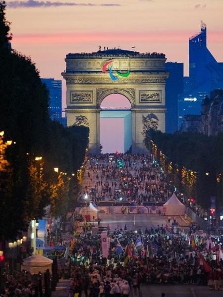 Atletas desfilam na avenida Champs-Élysées durante a cerimônia de abertura dos Jogos Paralímpicos de Paris