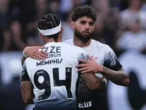 Corinthians amassa Atlético-GO na estreia de Memphis e faz a festa em casa