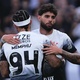 Corinthians amassa Atlético-GO na estreia de Memphis e faz a festa em casa