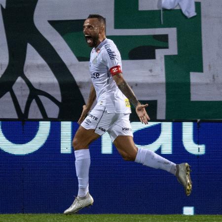 Guilherme, do Santos, celebra gol pela Série B