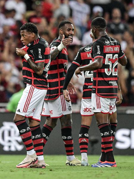 Jogadores do Flamengo comemoram gol - Thiago Ribeiro/AGIF