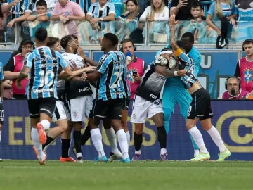 Memphis provoca goleiro do Grêmio após confusão e golaço