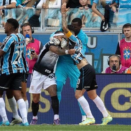 Memphis, Villasanti e Caique, durante confusão em Corinthians x Grêmio, pelo Brasileirão 2024 - Liamara Polli/AGIF