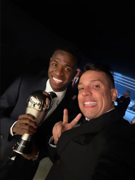 Diego Freestyle foi a primeira pessoa a tirar foto com Vini Jr. logo após o brasileiro ganhar prêmio de melhor do mundo da Fifa