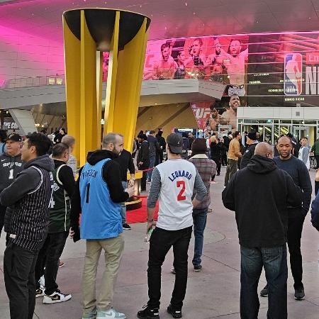 Torcedores do Los Angeles Clippers antes da final da NBA Cup, em Las Vegas