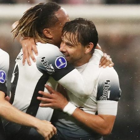 Romero comemora gol marcado pelo Corinthians contra o Racing-URU na Sul-Americana - JEAN CARNIEL/REUTERS