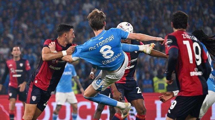 McTominay marcou um golaço de voleio durante Napoli x Cagliari pelo Campeonato Italiano