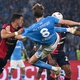 Napoli leva susto da Inter, mas é campeão italiano com golaço de voleio