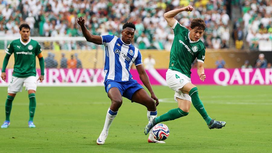 Samu, do Porto, e Giay, do Palmeiras, brigam pela bola em duelo do Mundial Samu, do Porto, e Giay, do Palmeiras, brigam pela bola em duelo do Mundial