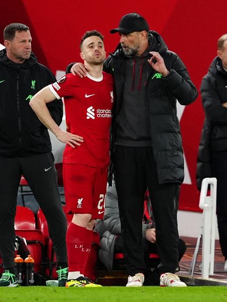 Técnico Jurgen Klopp ao lado de Diogo Jota em jogo entre Liverpool e Atalanta Técnico Jurgen Klopp ao lado de Diogo Jota em jogo entre Liverpool e Atalanta