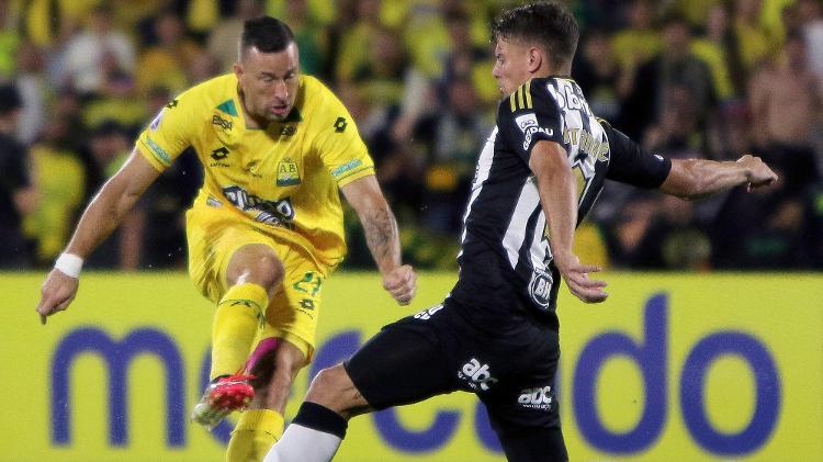 Pons e Natanael brigam pela bola em Bucaramanga x Atlético-MG, jogo da Sul-Americana Pons e Natanael brigam pela bola em Bucaramanga x Atlético-MG, jogo da Sul-Americana