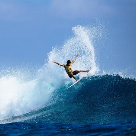 Yago Dora em ação na onda de Cloudbreak, Fiji