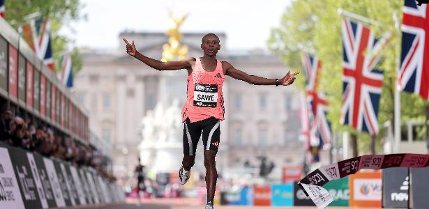 Quanto queniano ganhou após terminar maratona em menos de duas horas?