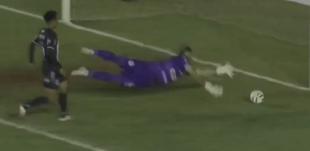 Zagueiro e goleiro se atrapalham em gol contra bizarro na Série C; veja