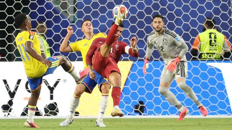 Cristiano Ronaldo arrisca bicicleta em Colômbia x Portugal na Copa do Mundo