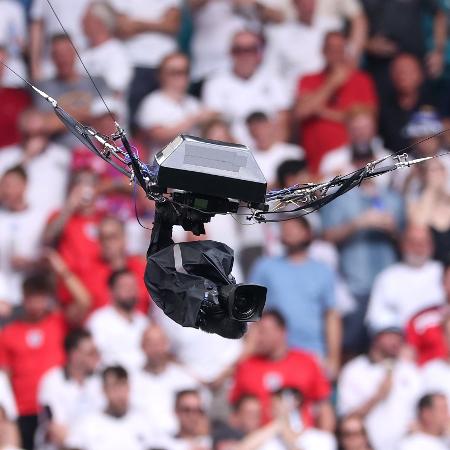 Spidercam, a câmera aérea, durante jogo entre Inglaterra e Noruega Spidercam, a câmera aérea, durante jogo entre Inglaterra e Noruega