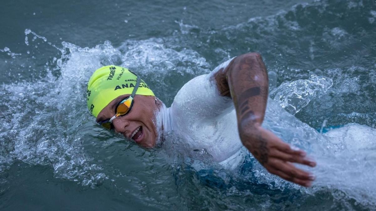 Ana Marcela Cunha bate recorde sul-americano em travessia de 43km do Canal da Mancha