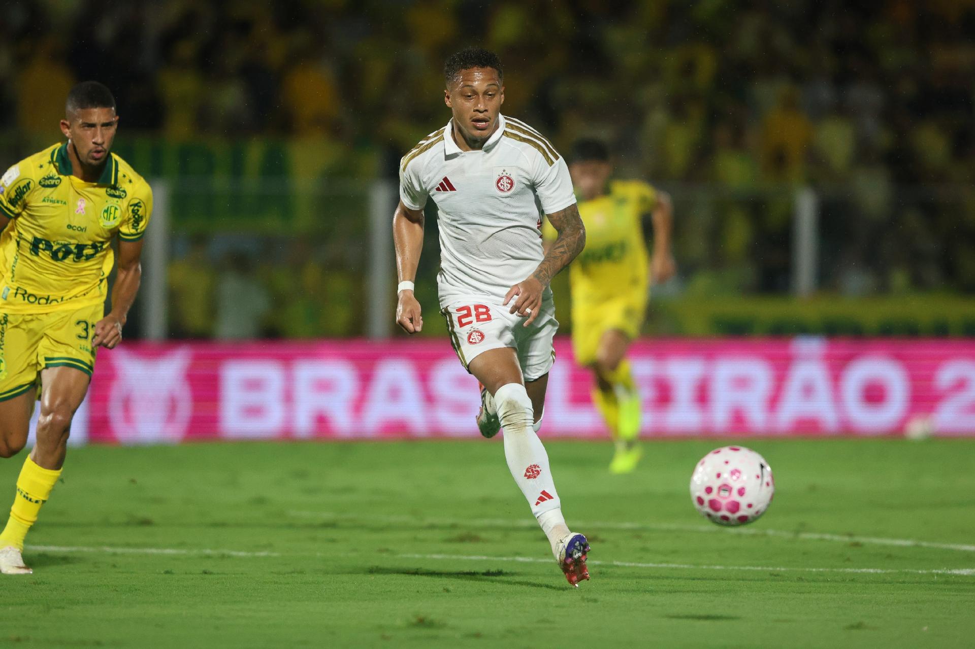 Vitinho, do Internacional, durante partida contra o Mirassol, pelo Brasileirão - undefined