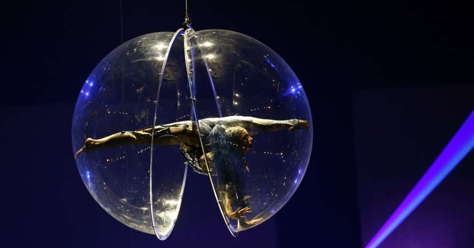 Bailarina do Cirque du Soleil faz apresentação na abertura dos Jogos Pan-Americanos