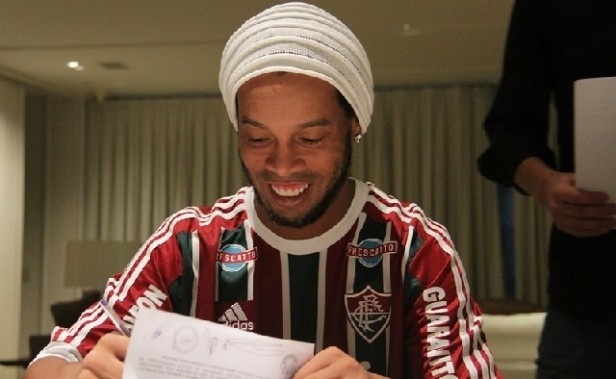 Ronaldinho Gaúcho assina seu contrato com o Fluminense até o fim de 2016