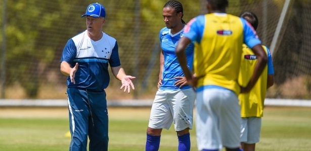 Mano Menezes orienta jogadores do Cruzeiro em treinamento na Toca da Raposa II - Pedro Vilela/LightPress