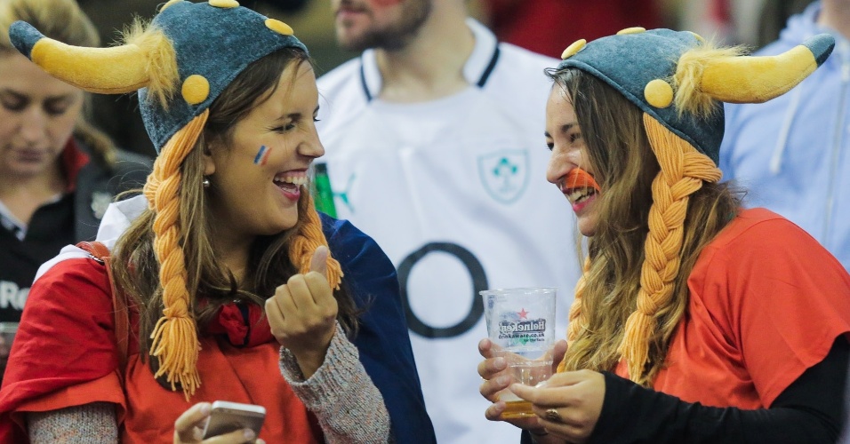 Torcedores francesas se divertem durante jogo na Copa do Mundo de Rúgbi
