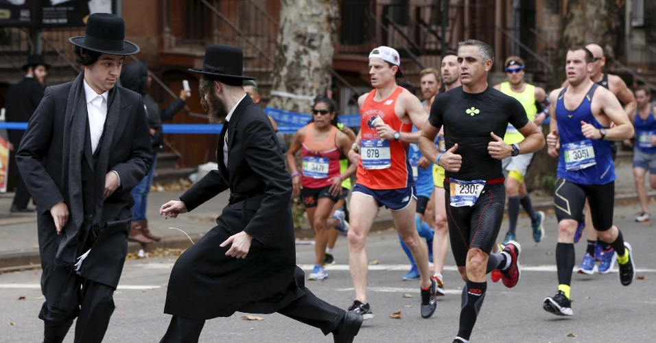 01.nov - Judeus ortodoxos tentam cruzar rua durante Maratona de Nova York, no Brooklyn, e levam susto com os competidores em velocidade