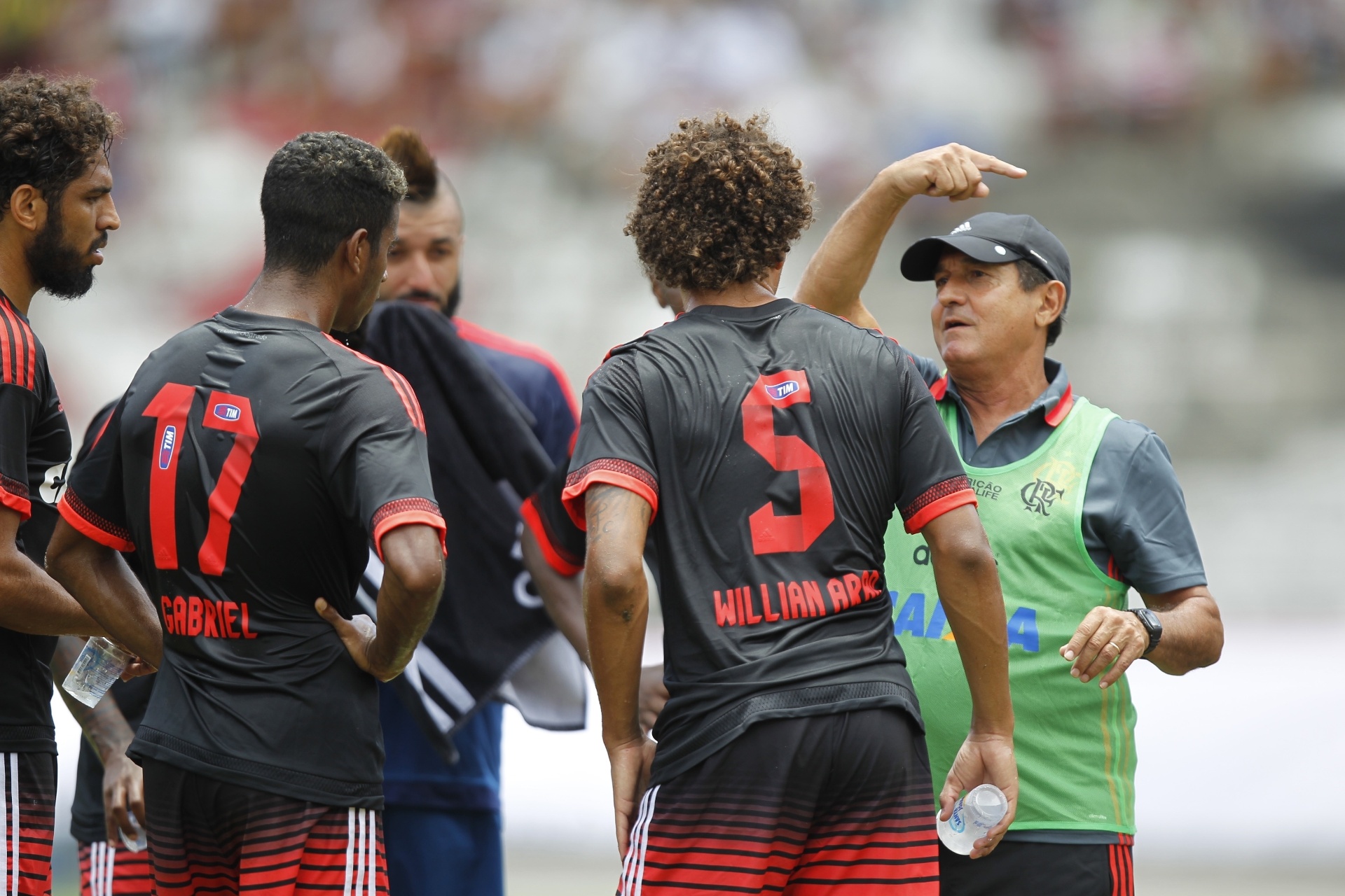 Técnico Muricy Ramalhjo orienta os jogadores do Flamengo durante amistoso contra o Santa Cruz - Gilvan de Souza / Flamengo