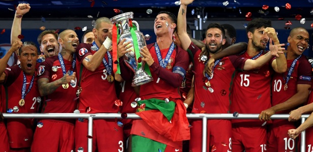 Cristiano Ronaldo, capitão de Portugal, ergue a taça da Eurocopa na França - Matthias Hangst/Getty Images