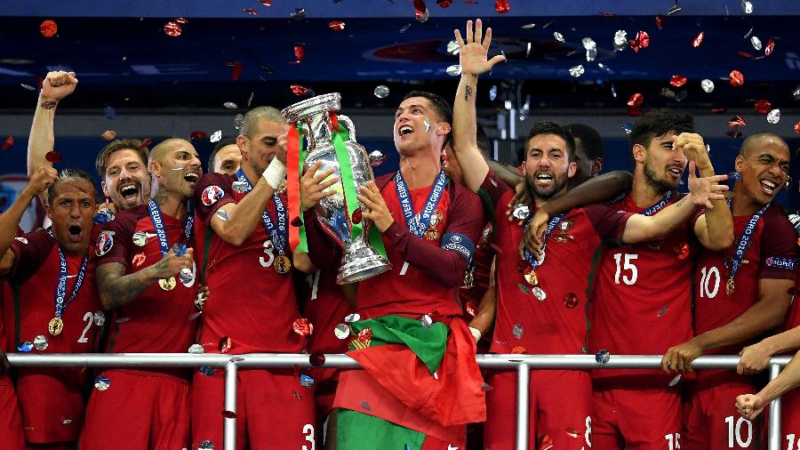 Cristiano Ronaldo, capitão de Portugal, ergue a taça da Eurocopa na França